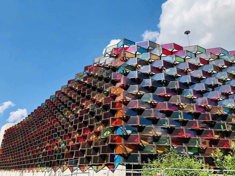 Fasad med flerfärgade integrerade solceller