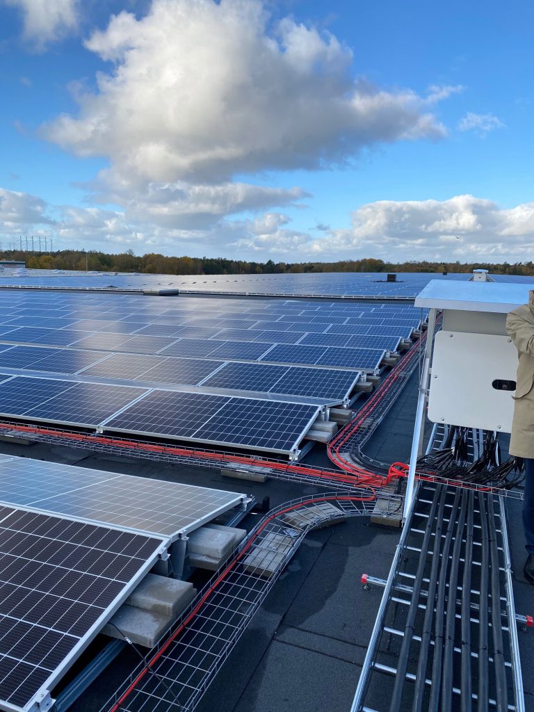 Nordens största solcellsanläggning på tak väcker EU:s intresse