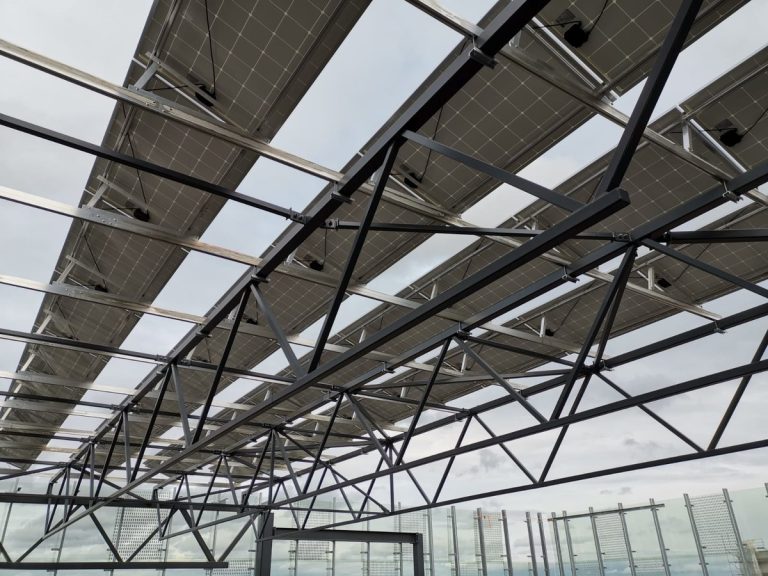 Universitetssjukhuset har fått en unik, innovativ konstruktion på garaget för att utvinna solenergi