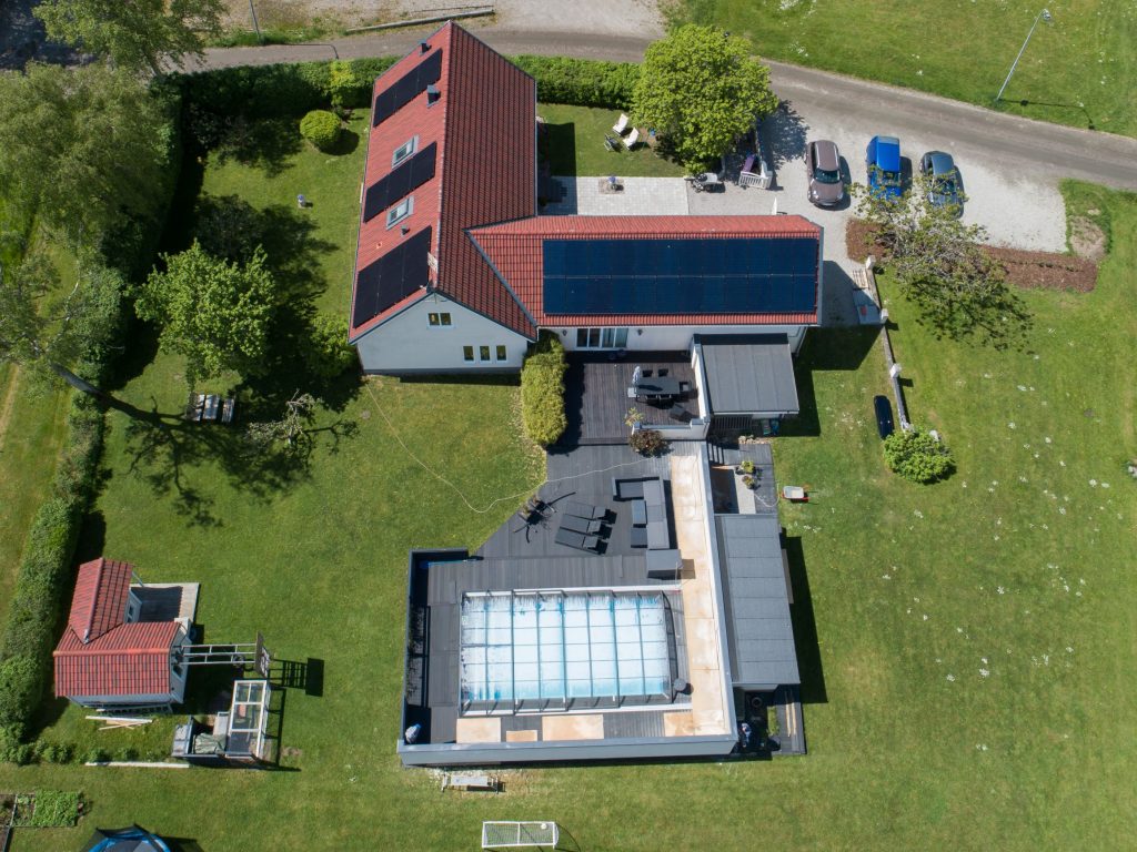 Flygfoto över villa med solpaneler på taket