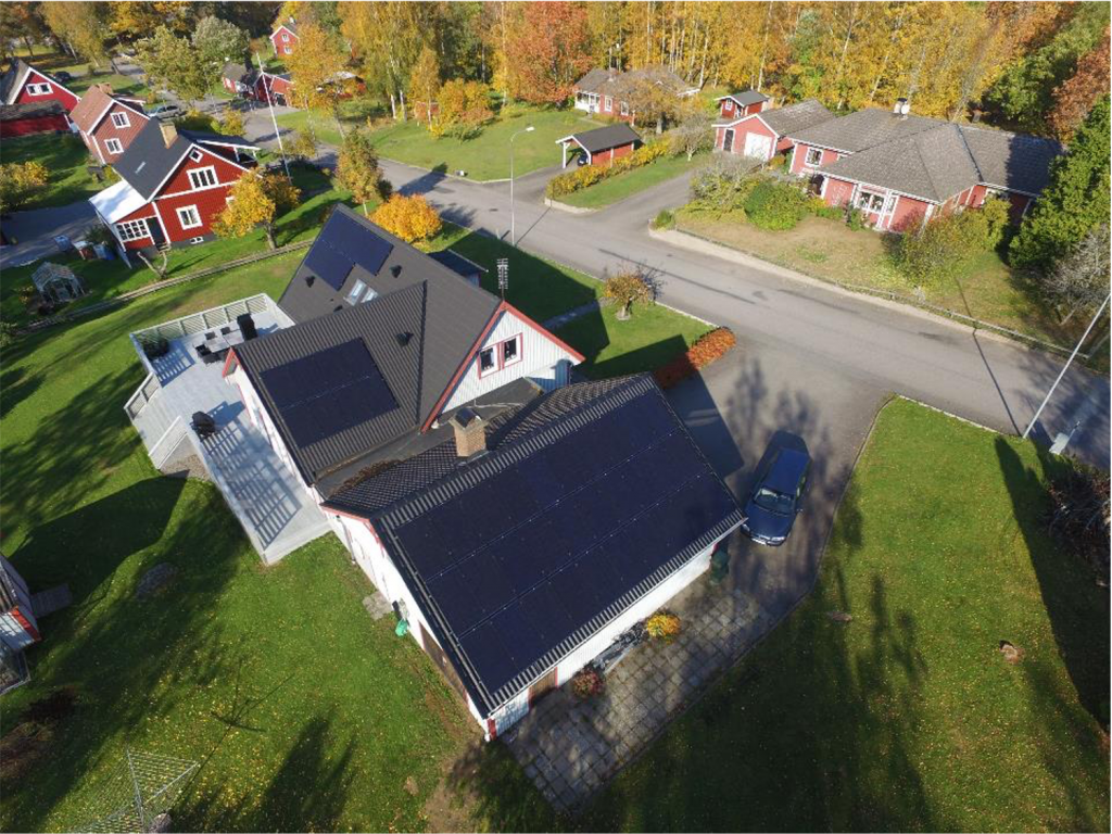 Drönarfoto villa med solceller på tak 